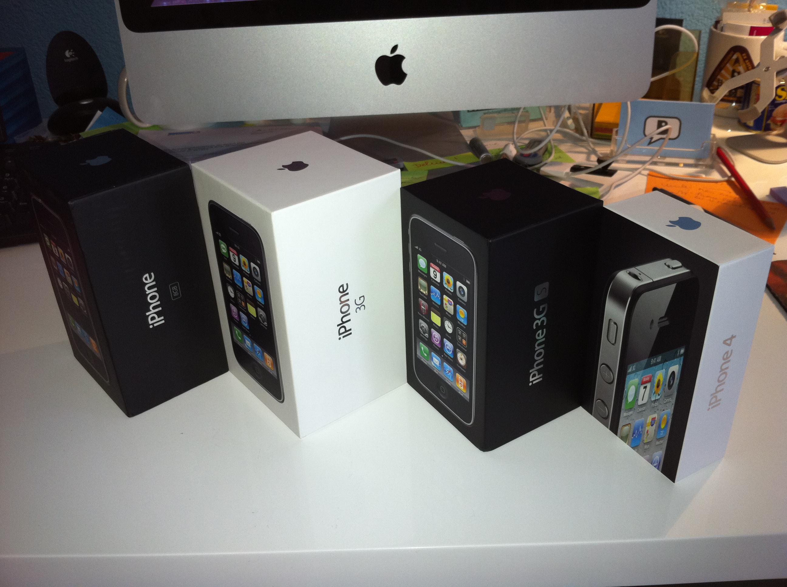 Die Evolution der iPhone-Schachteln: 1, 3G, 3GS, 4 (v.l.n.r.)