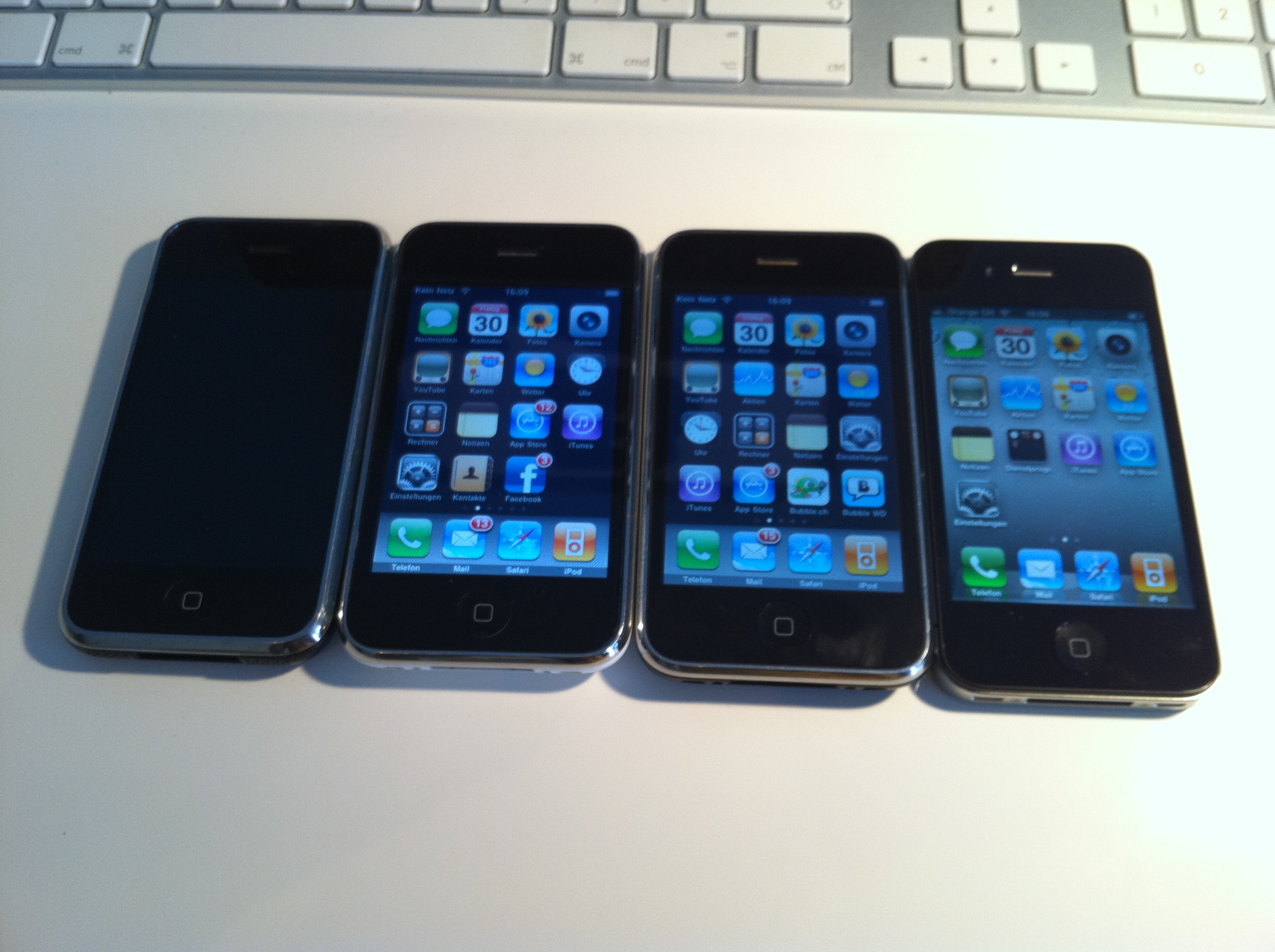 Die Evolution der iPhones: 1, 3G, 3GS, 4 (v.l.n.r.)