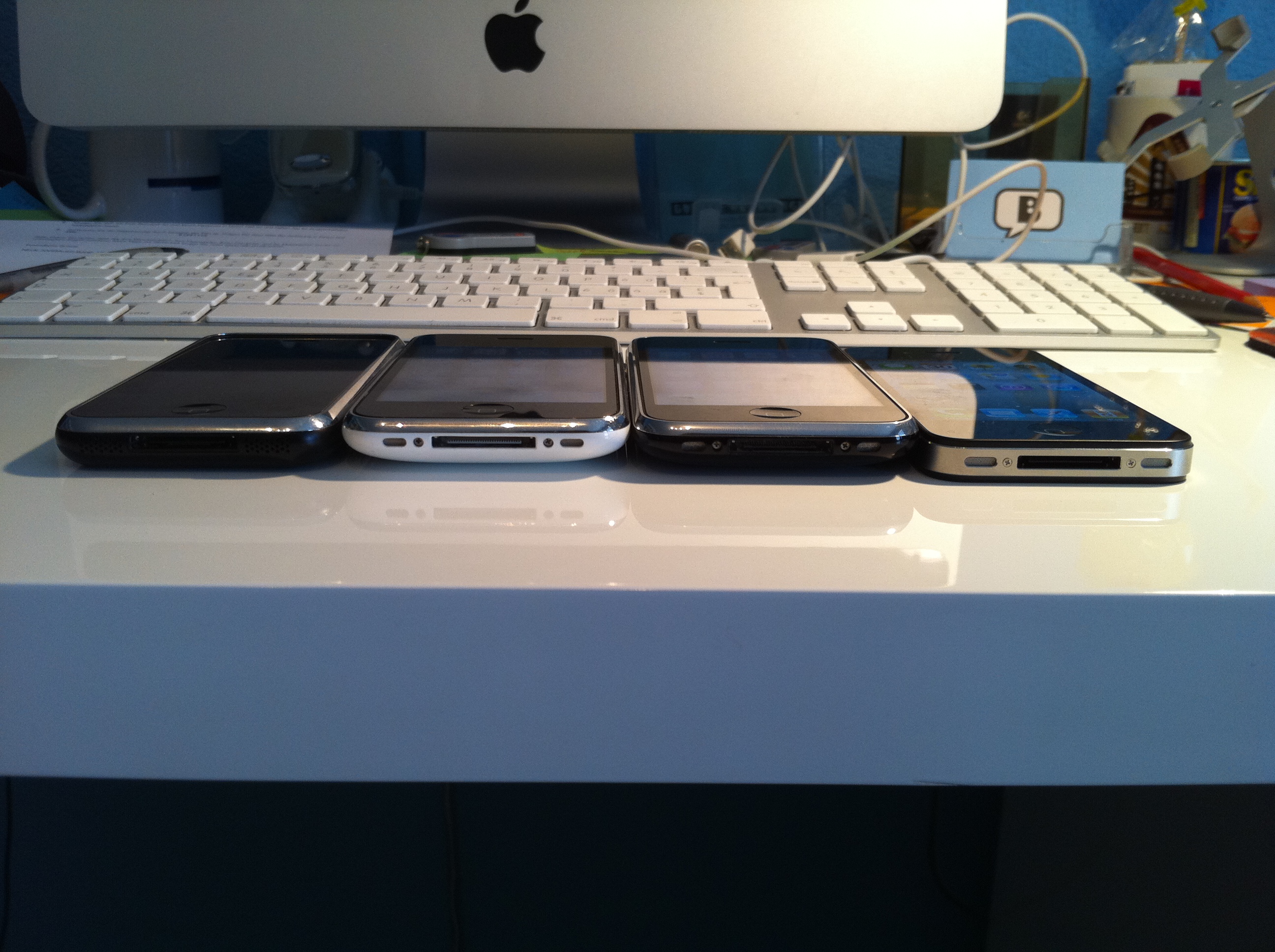 Die Evolution der iPhone-Dicke: Das iPhone 4 (ganz rechts) ist deutlich dünner.